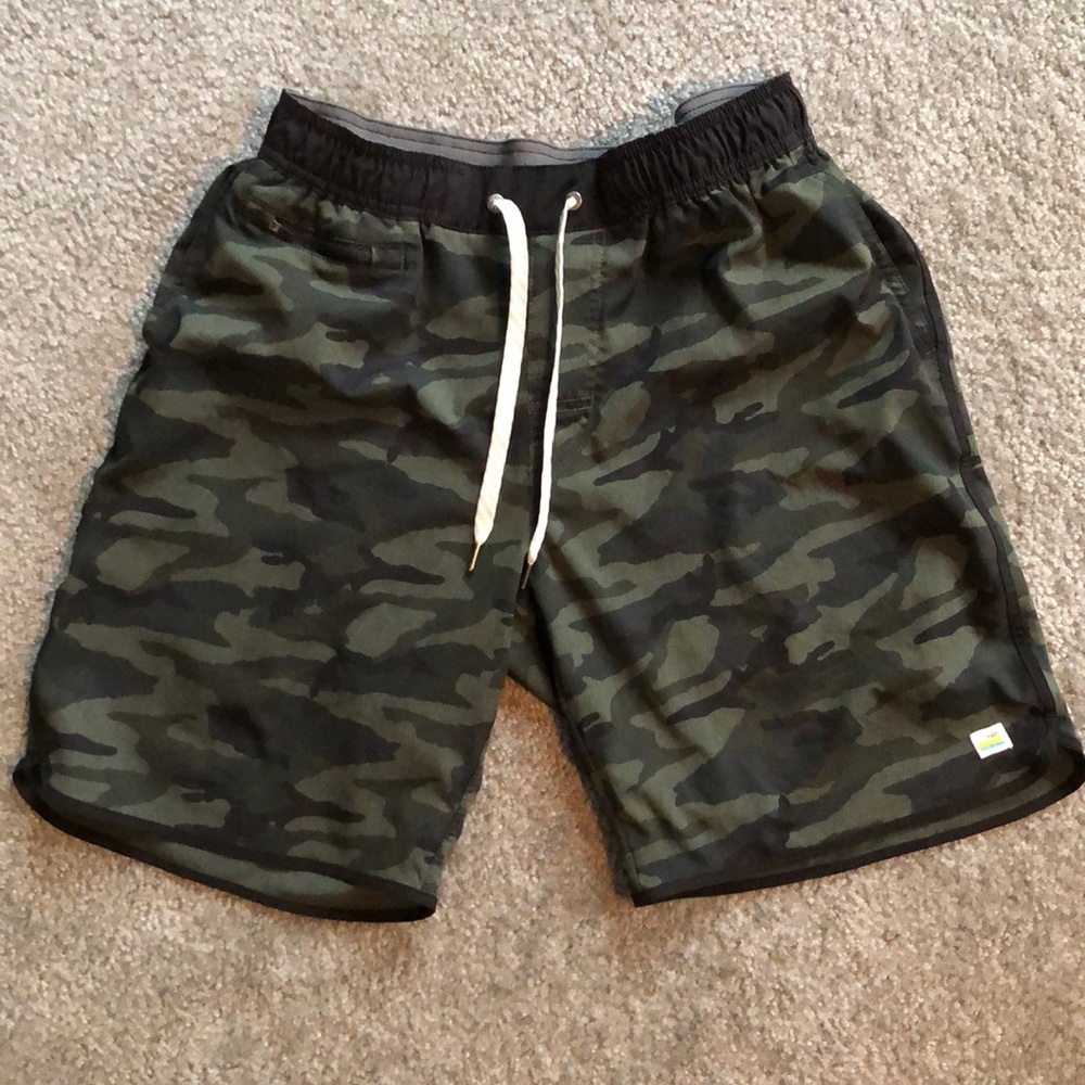 Men’s Vuori Camo Shorts- Medium